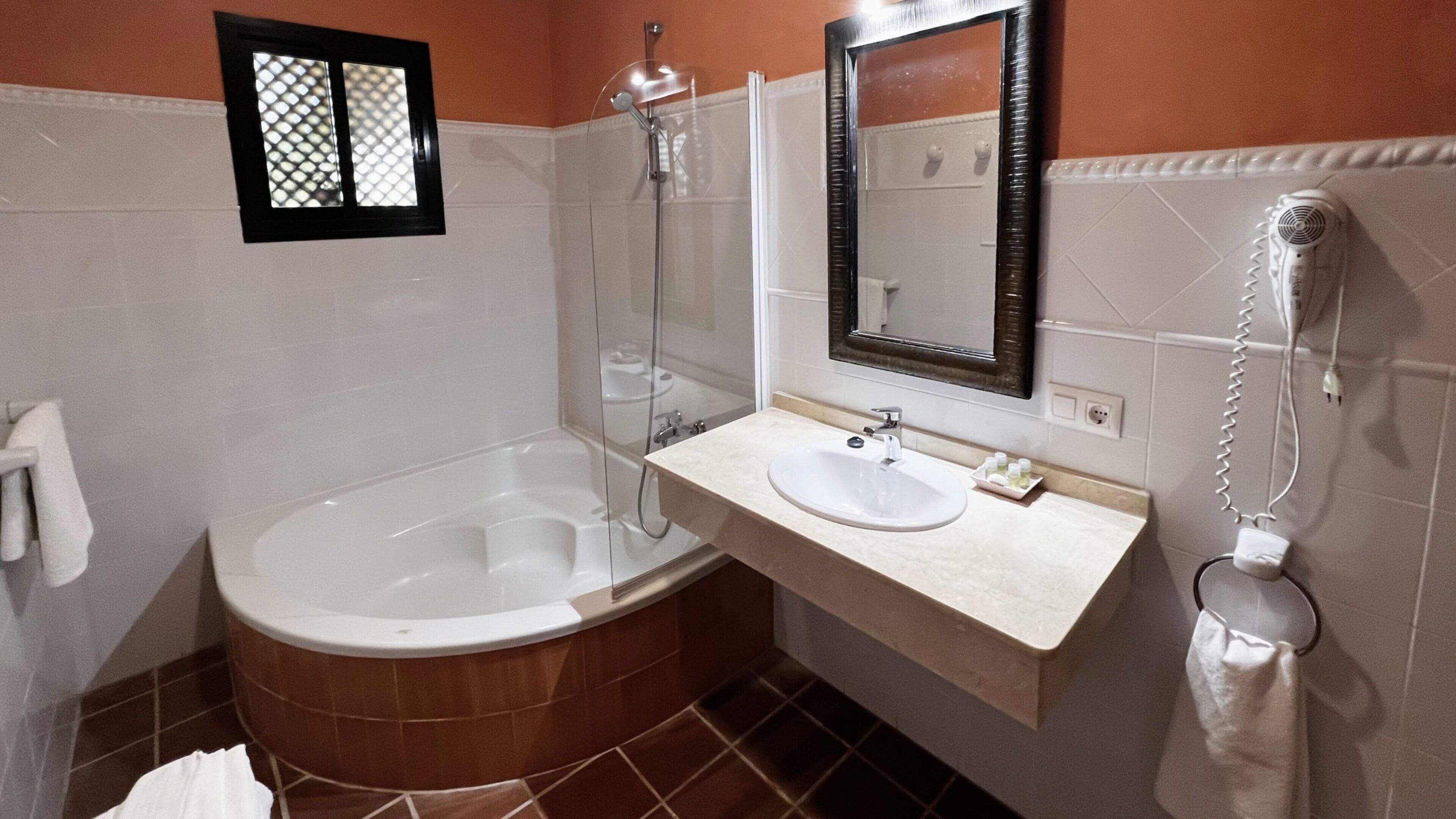 junior suite | bathroom | free toiletries, hair dryer, towels