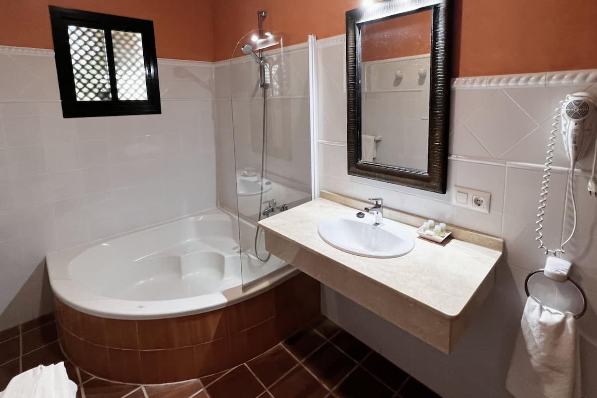 junior suite | bathroom | free toiletries, hair dryer, towels