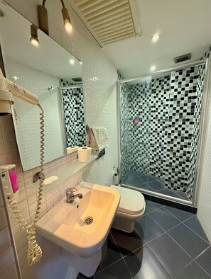 Habitación Deluxe doble | Baño | Ducha y cabezal de ducha con hidromasaje