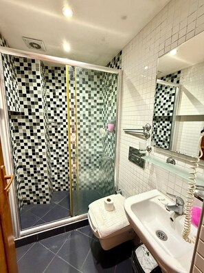Shower, hydromassage showerhead, free toiletries, hair dryer - Magnificent Hotel (Istanbul)
