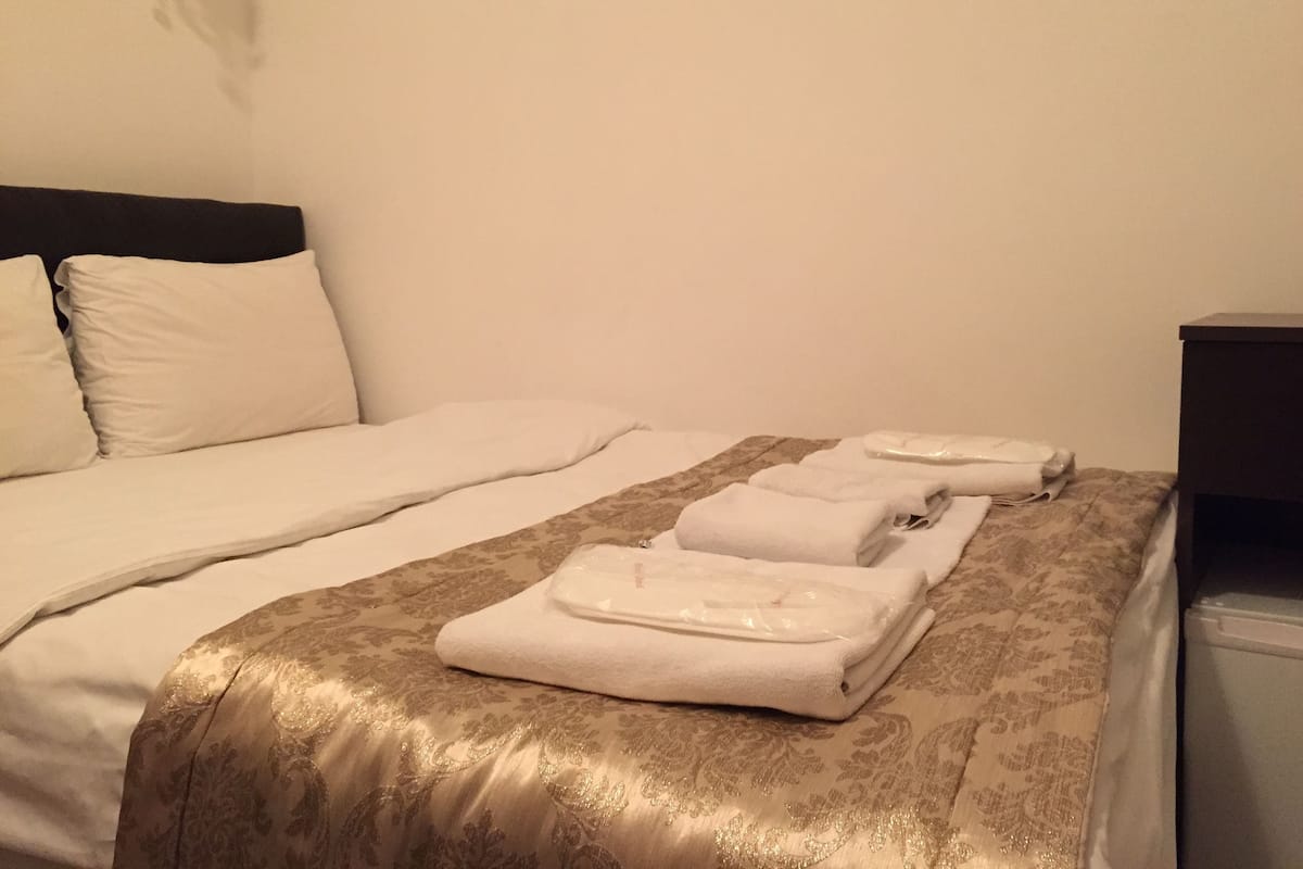 Economy Double or Twin Room (Basement Floor) | Hypo-allergenic bedding, in-room safe, individually decorated, desk