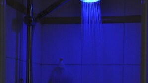 A shower with a handheld showerhead and a handheld faucet. - Cà du Ferrà Farm & Relax (Bonassola)