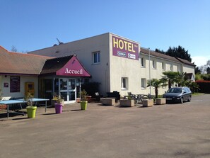 住宿正面 - 傍晚/夜晚