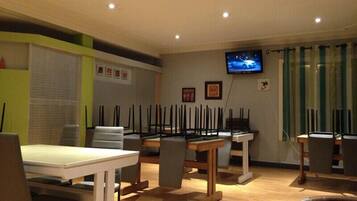 Bữa sáng buffet hàng ngày (8.00 EUR/mỗi người)