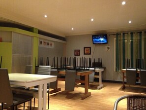 朝食 (ビュッフェ)、毎日提供 (1 名様 8.00 EUR)