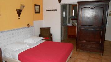 Phòng đôi | Bàn, nôi (giường cho trẻ sơ sinh) miễn phí