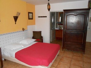 ダブルルーム | デスク、ベビーベッド (無料)、可動式ベッド (無料)、WiFi (無料)