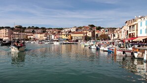 A marina with boats docked, surrounded by colorful buildings and a clear sky. - The Originals Boutique, Hôtel Cassitel, Cassis Port (Cassis)