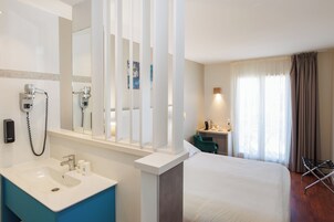 Caja de seguridad en la habitación y escritorio 
