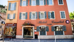 A hotel with a classic facade, multiple windows with shutters, and a sign indicating it is a hotel. - The Originals Boutique, Hôtel Cassitel, Cassis Port (Cassis)
