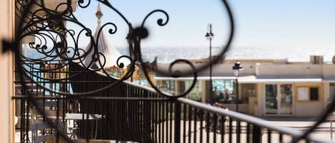 Superior kamer | Een kluis op de kamer, een bureau, een strijkplank/strijkijzer