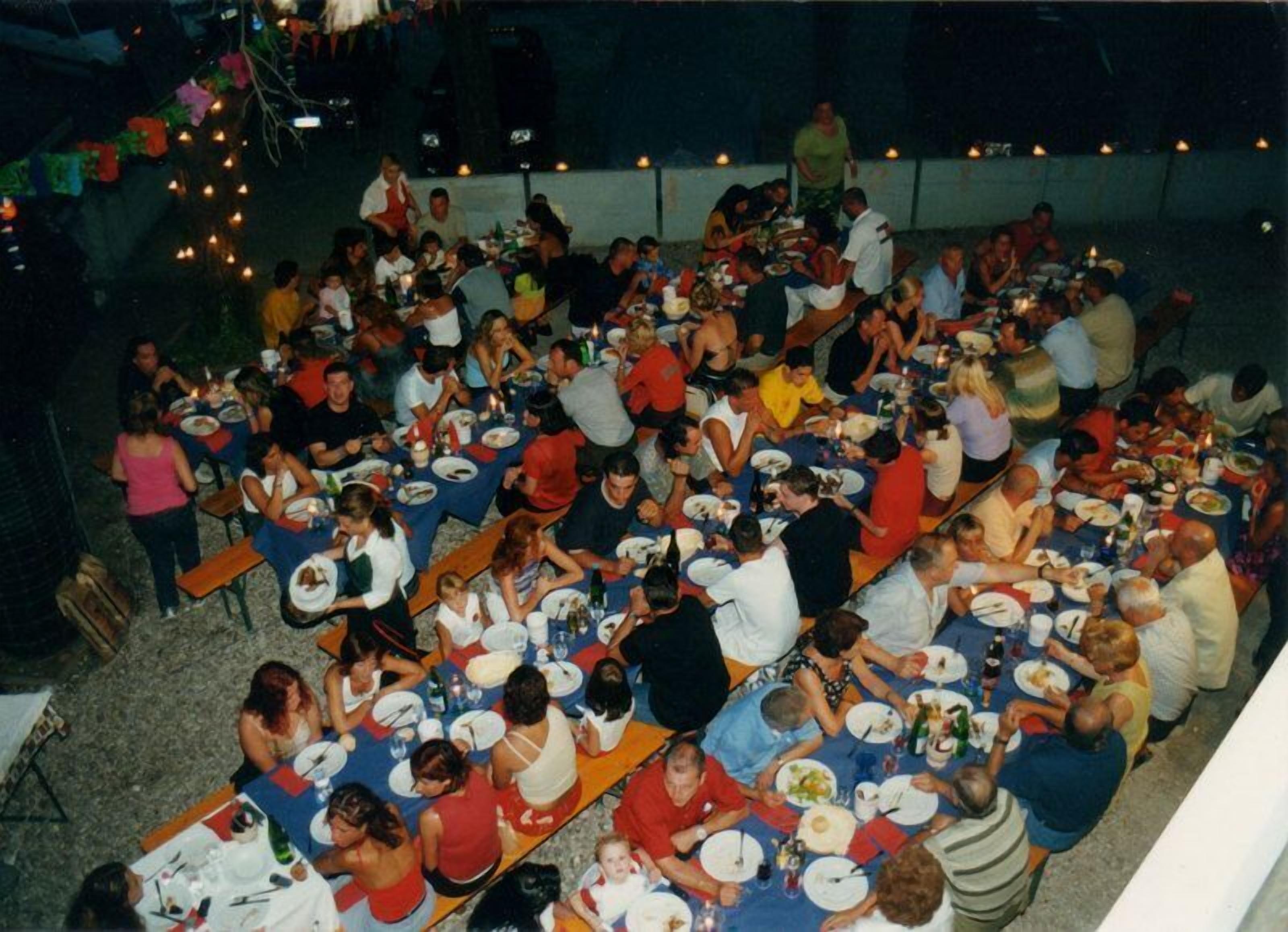 breakfast, lunch, dinner served; international cuisine