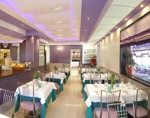S'hi serveixen esmorzars, dinars, sopars i plats de cuina internacional
