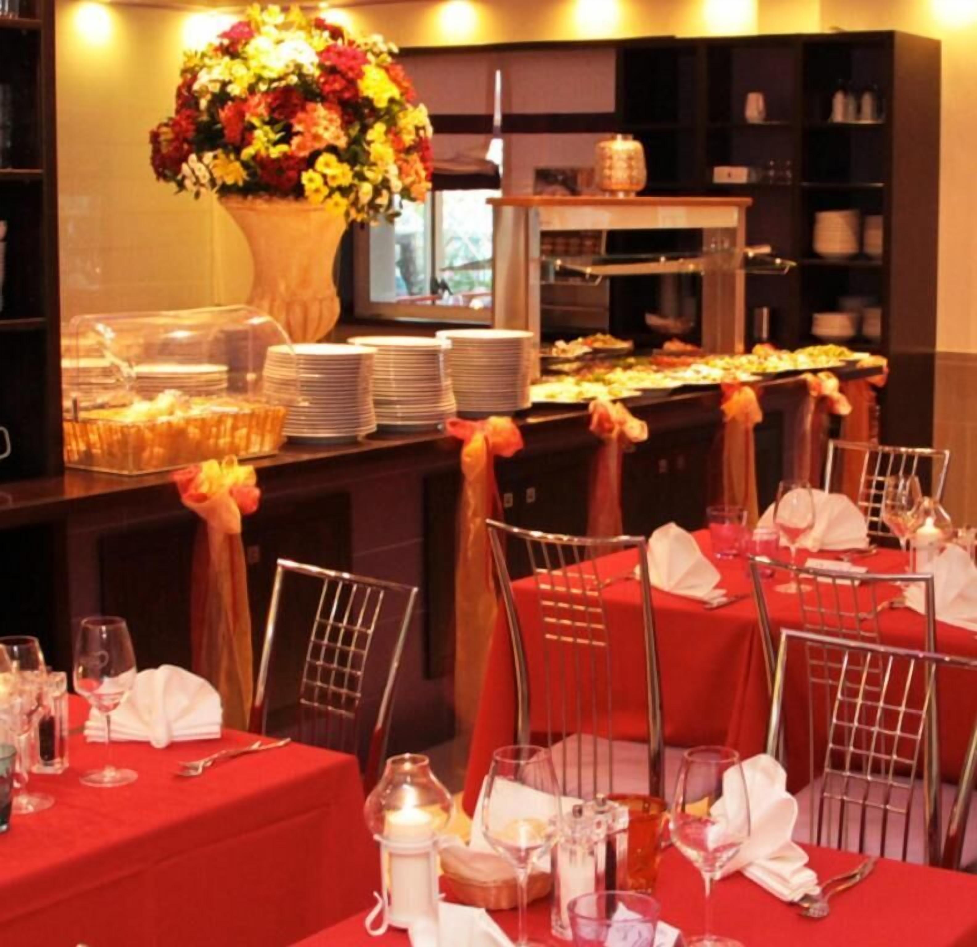 breakfast, lunch, dinner served; international cuisine