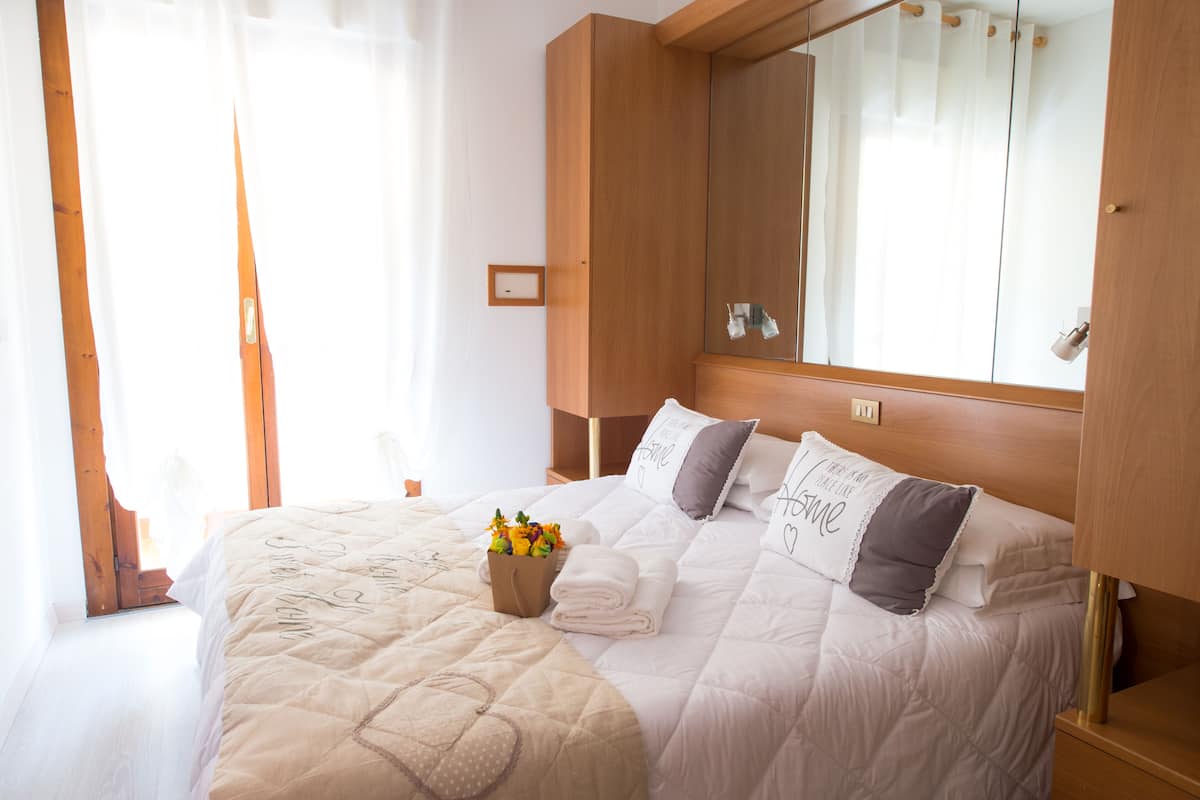 Doppia Comfort | 1 camera, una cassaforte in camera, una scrivania, Wi-Fi gratuito