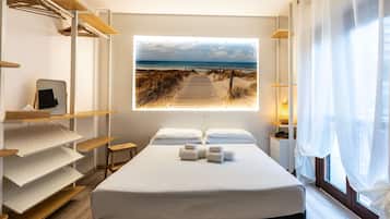 Standard-Vierbettzimmer | 1 Schlafzimmer, Zimmersafe, Schreibtisch, kostenloses WLAN