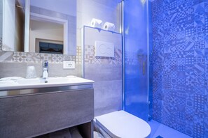 Standard-Vierbettzimmer | Badezimmer