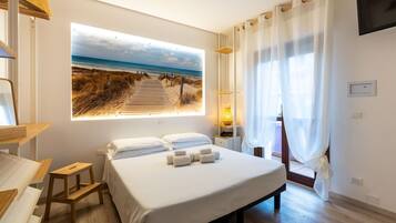 Standard Quadruple Room | In-room safe, desk, free WiFi