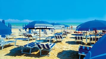 Liegestühle, Sonnenschirme