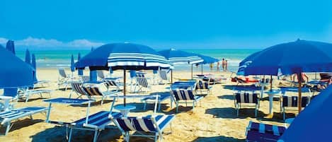 Chaises longues, parasols