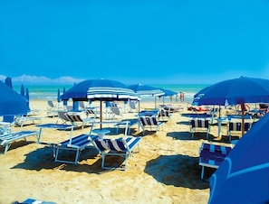 Liegestühle, Sonnenschirme