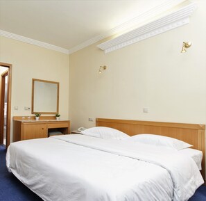 Ropa de cama de alta calidad, minibar, escritorio y cortinas blackout 