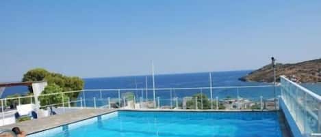 Alberca al aire libre y camastros