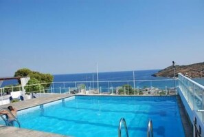 Outdoor pool, sun loungers - Galini Hotel (Aegina)