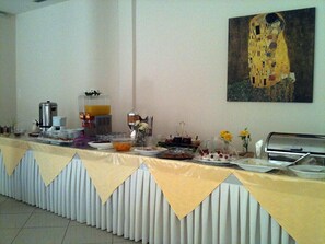 A buffet setup with various food items and a coffee station. - Galini Hotel (Aegina)