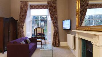 Suite junior | Área de sala de estar | Televisión de pantalla plana