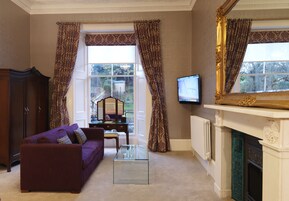 Junior Suite | Living area | Flat-screen TV