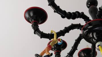 Un lustre à plusieurs bras et orné de pendants décoratifs.