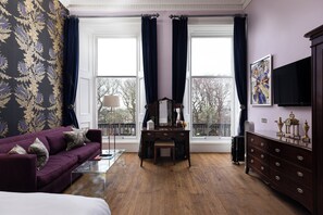 ملاءات من القطن المصري وأغطية فراش متميزة وخزنة داخل الغرفة ومكتب