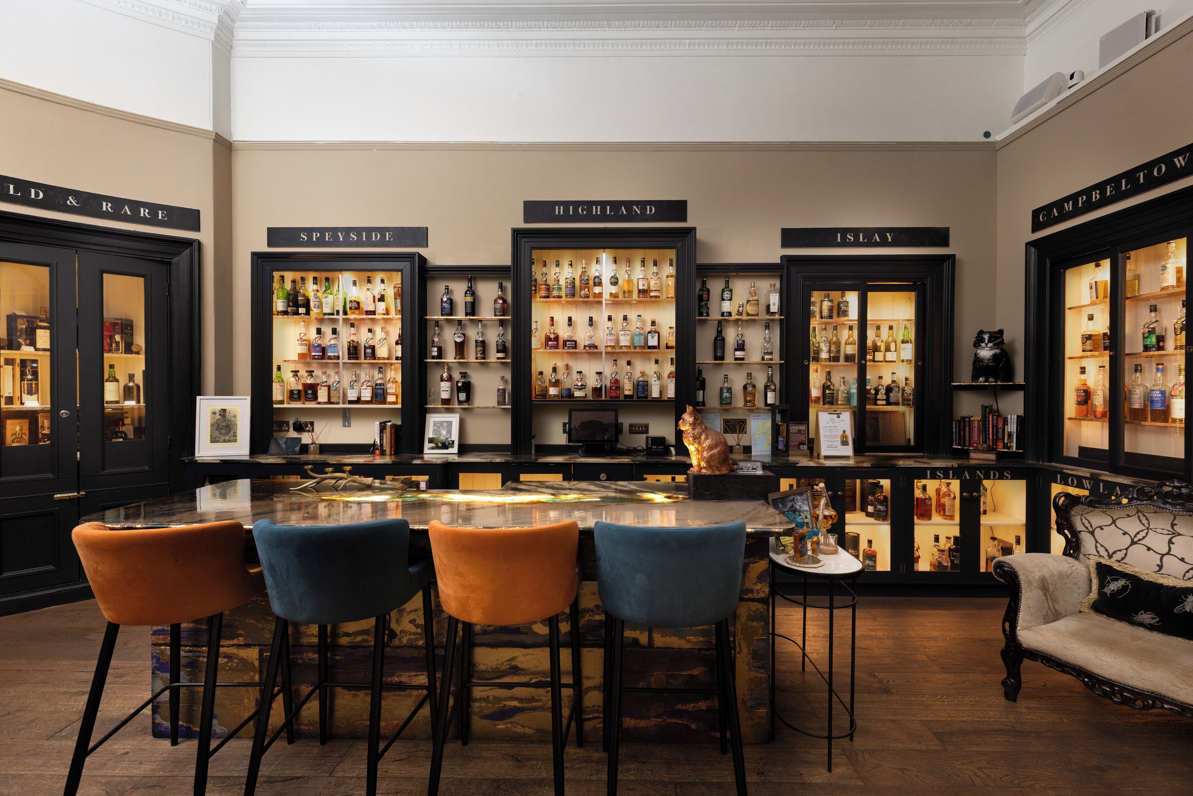 Phục vụ bữa sáng và bữa tối 