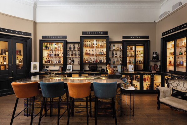 يقدم الفطور والعشاء