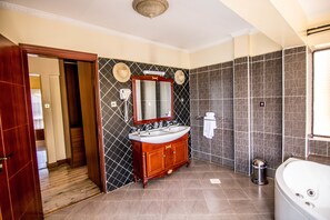 Combined shower/bathtub, towels