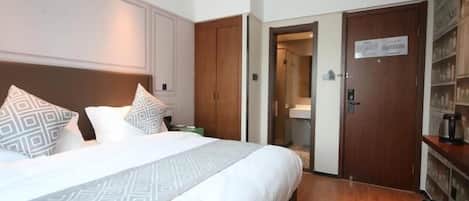 Een kluis op de kamer, een bureau, verduisterende gordijnen