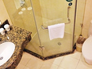 Combined shower/tub, free toiletries, hair dryer, bathrobes - GEM Hotel Wuning Road Zhenping Road Metro Station (Shanghai)