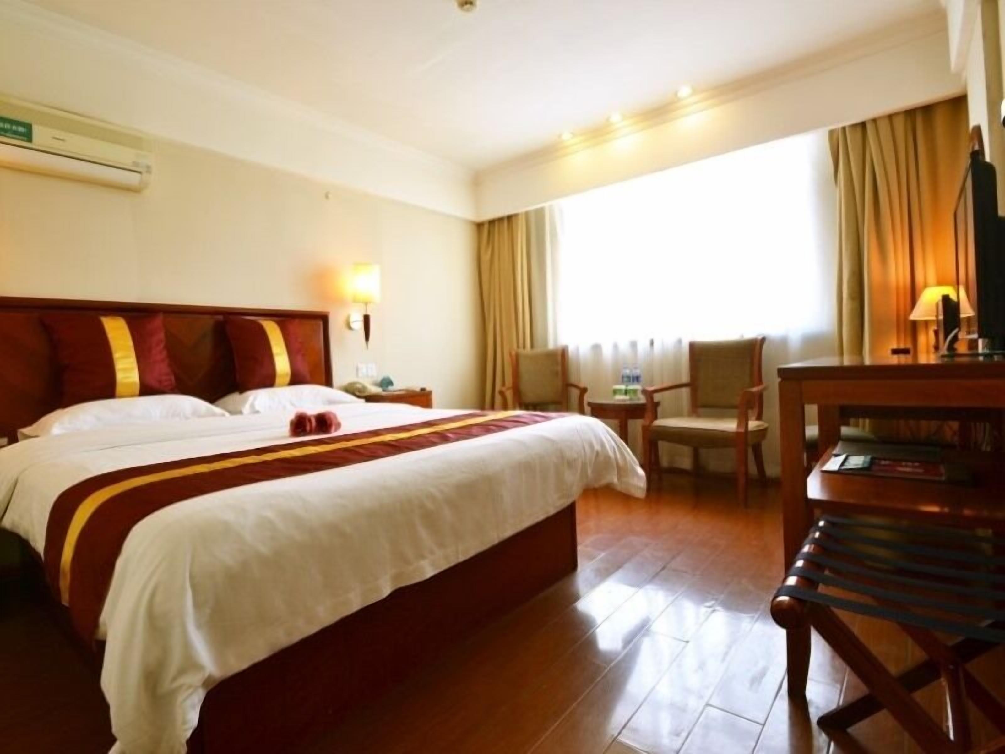 Safe på rommet, skrivebord, blendingsgardiner og strykejern/-brett