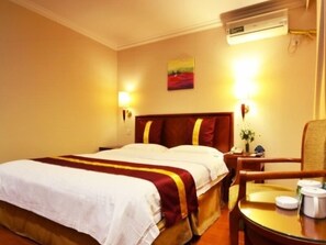 Desk, blackout curtains, iron/ironing board - Green Tree Inn Zhenjiang Zhongyang Street RT-MART (Zhenjiang)