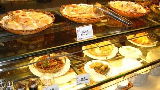 A dessert display case with various pastries and desserts. - Green Tree Inn Zhenjiang Zhongyang Street RT-MART (Zhenjiang)