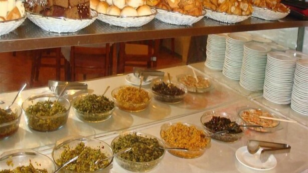 A buffet with various food items and bowls of condiments. - GreenTree Inn Jiujiang Railway Station Hotel (Jiujiang)