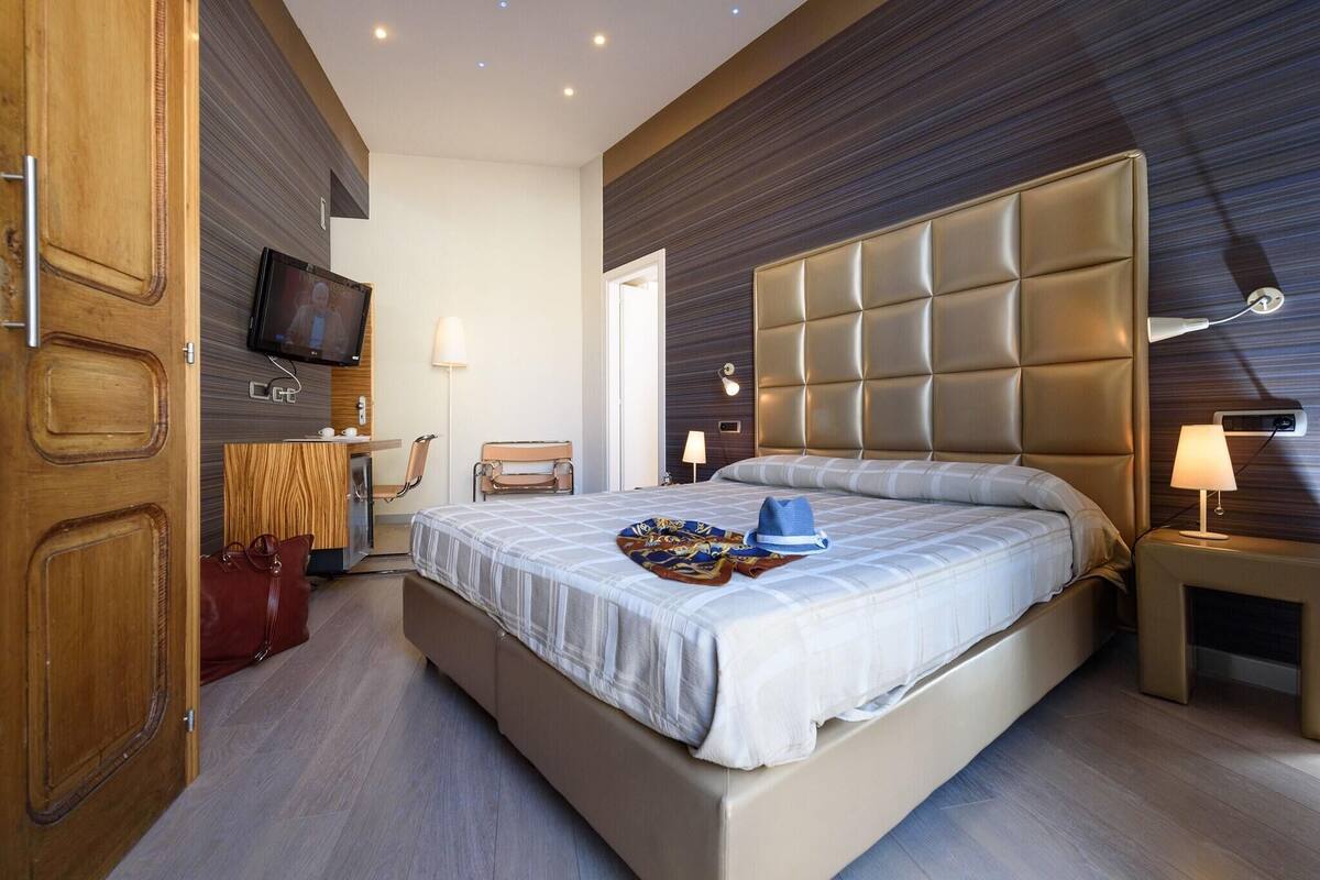Ropa de cama de alta calidad, minibar, caja fuerte y escritorio
