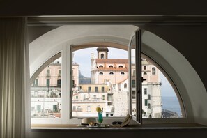Habitació doble Deluxe, banyera, vistes a la ciutat | Roba de llit d'alta qualitat, minibar i caixa forta a l'habitació 