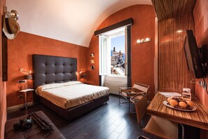 Habitación clásica doble, vistas parciales al mar | Ropa de cama de alta calidad, minibar, caja fuerte