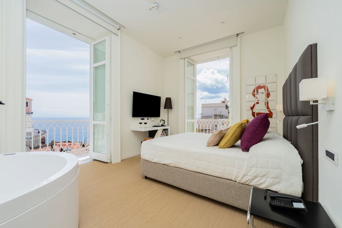 Habitación doble superior, bañera de hidromasaje, vistas al mar | Ropa de cama de alta calidad, minibar, caja fuerte y escritorio