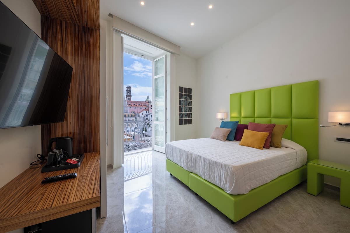 Chambre Prestige double, vue partielle sur la mer | Literie de qualité, minibar, coffre-fort, décor unique