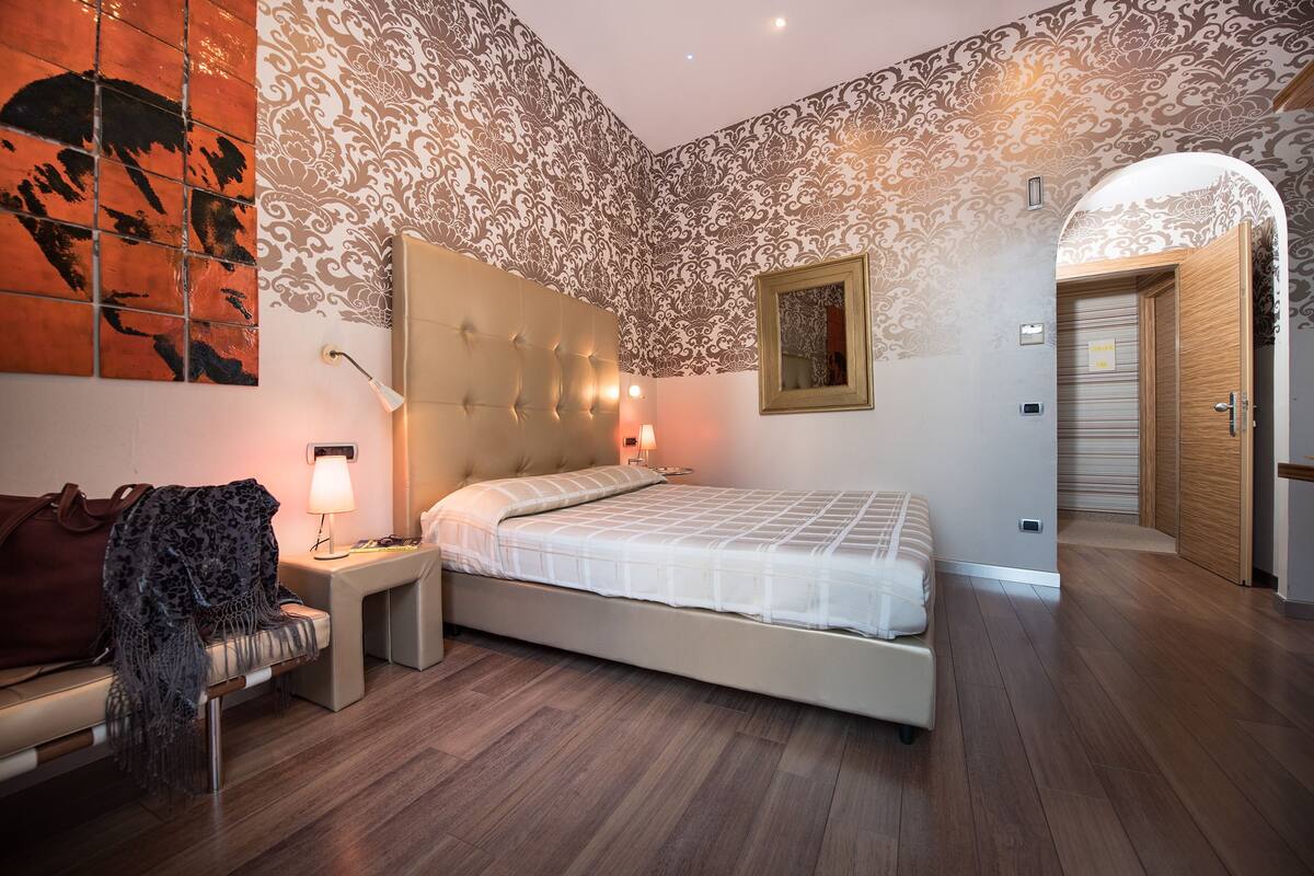 Habitación clásica doble, vistas parciales al mar | Ropa de cama de alta calidad, minibar, caja fuerte y escritorio