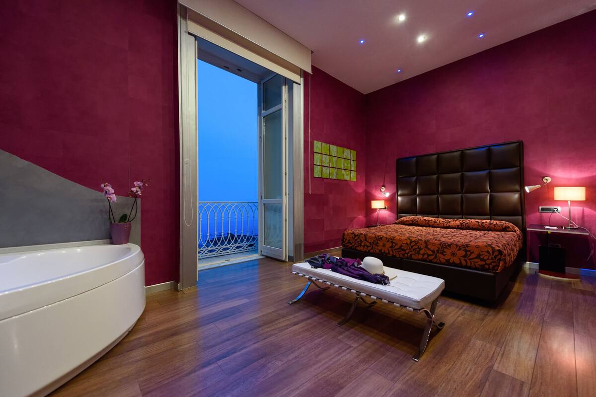 Habitación triple superior, bañera de hidromasaje, vistas al mar | Ropa de cama de alta calidad, minibar, caja fuerte y escritorio