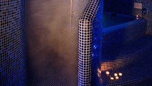 Een hottub met betegelde binnenkant en een gebogen wand.